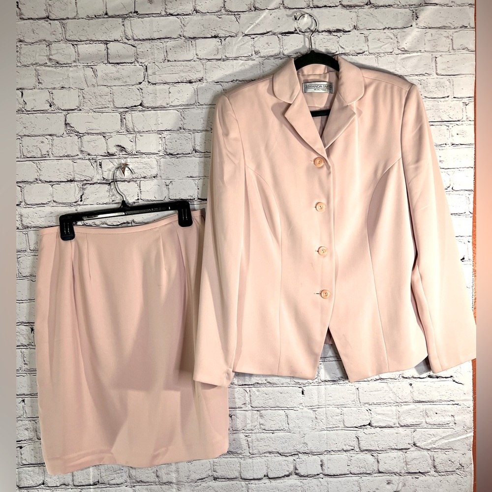 Amanda Smith. Ladies light Pink 2-piece Suit. Non-stretch. Size 14.
